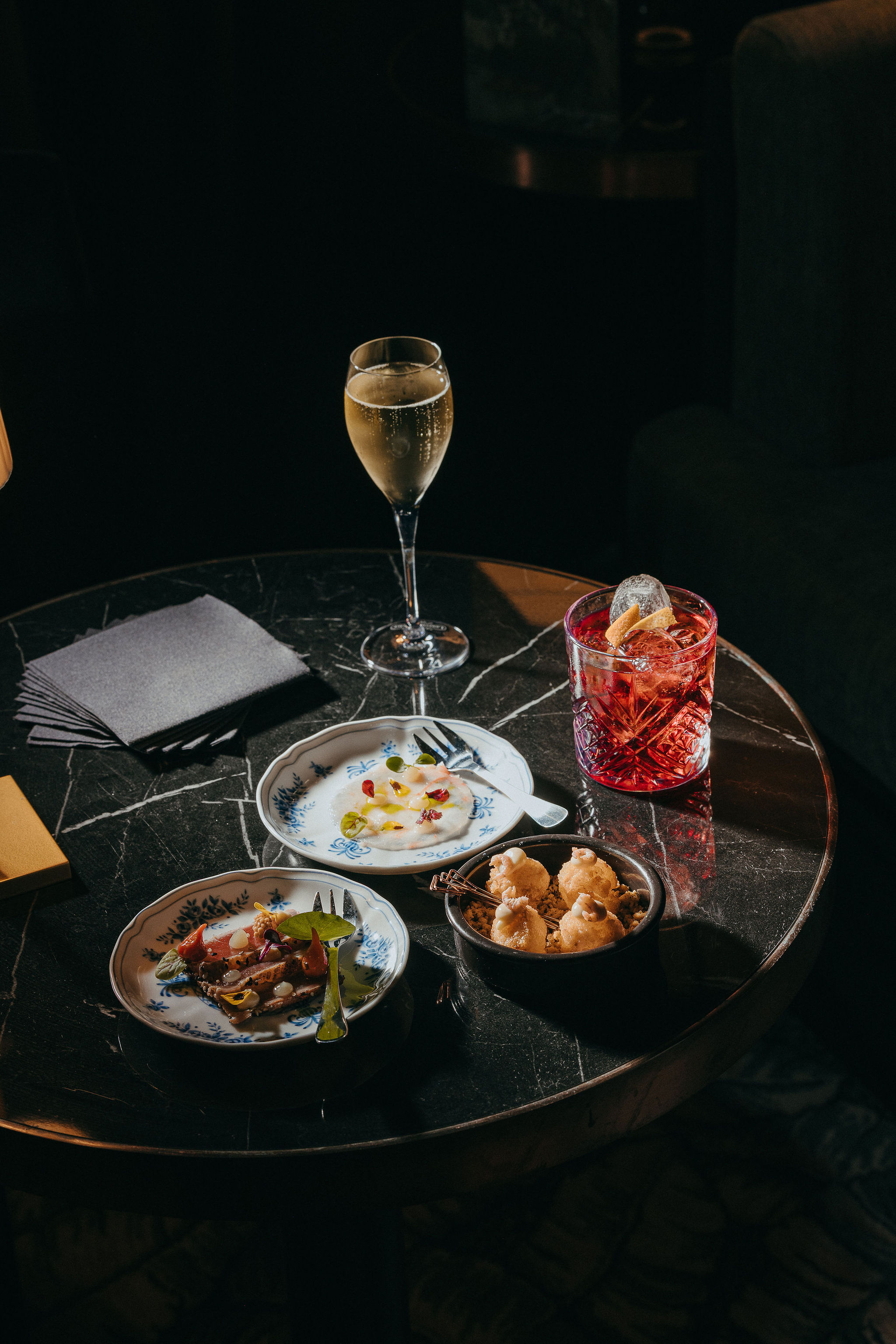 Cocktails et petites assiettes au bar du Barbizon