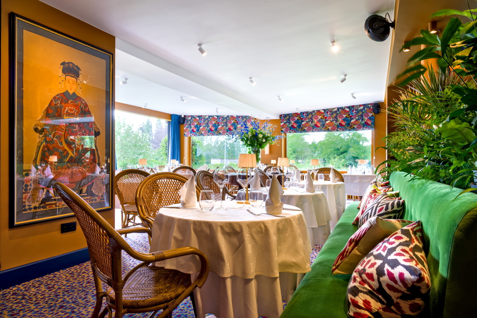 Salle à manger avec vue sur le jardin