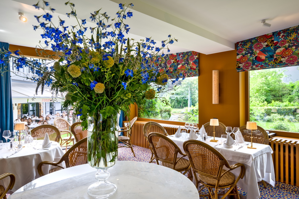 Table dressée avec bouquet de fleurs