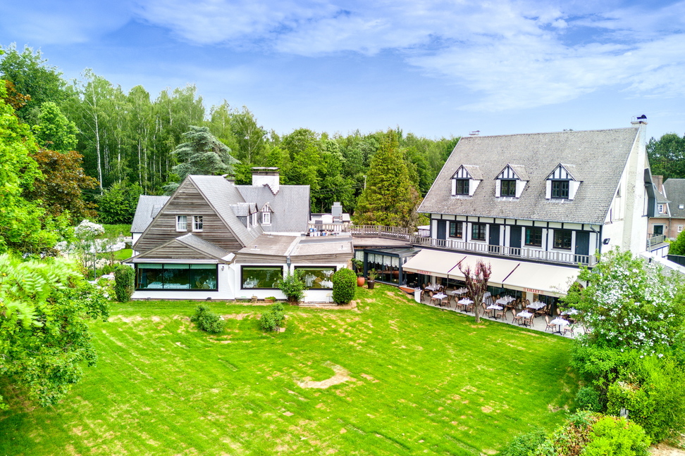 Vue aérienne de la propriété Le Barbizon, jardin et terrasse